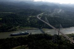 世界物流の要、二大運河を襲う二つの大問題
