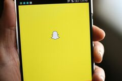フェイスブックの試練、ライバルには有利に