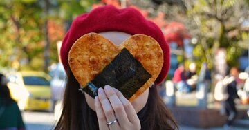 育ちがいい人はおせんべいをどう食べる?