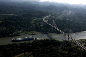 世界物流の要、二大運河を襲う二つの大問題
