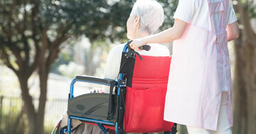 「医療現場ヒエラルキーの底辺」と嘆く介護福祉士の苛酷な労働実態
