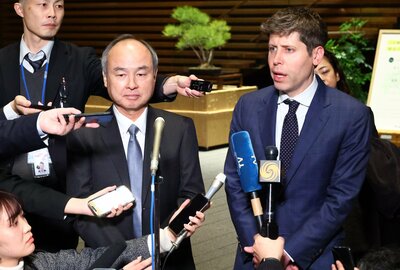 石破茂首相と面会後、記者団の取材に応じる孫正義ソフトバンクグループ会長兼社長（左）とアルトマン米オープンAI最高経営責任者（CEO）＝3日午後、首相官邸