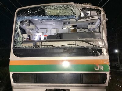 神奈川県鎌倉市のJR大船駅近くで起きた事故で、フロントガラスが大破したJR東海道線の先頭車両