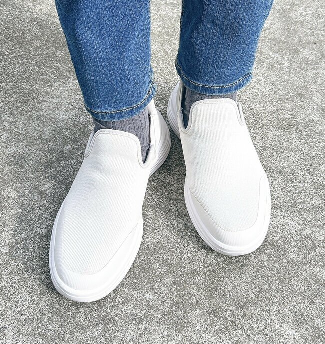 もう普通のスニーカーに戻れない…！ワークマンの「雲の上みたいなシューズ」立ったまま履けて、ふんわり歩けちゃうの！