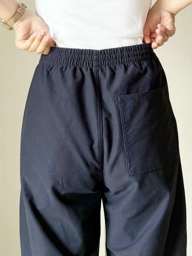 「試着して即決でした」ユニクロの“楽ちんワイドパンツ”毎日はきたくなるほど快適!「脚の形を拾わないので安心」「部屋着でもお出かけでも使える」《購入レビュー》