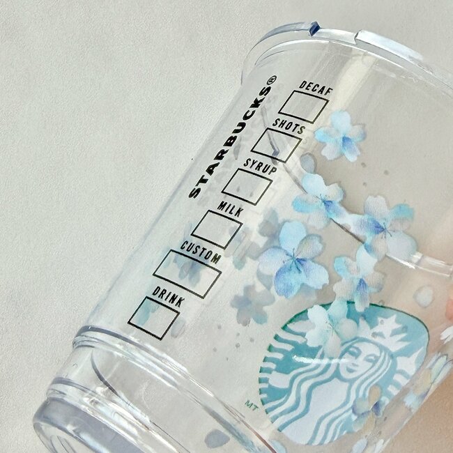 「買えたのでハッピー」「キラキラ可愛い」スタバの“青空みたいなポーチ＆ミニカップ”ドリンク券付きでコスパ良すぎる！「お得感ましまし」