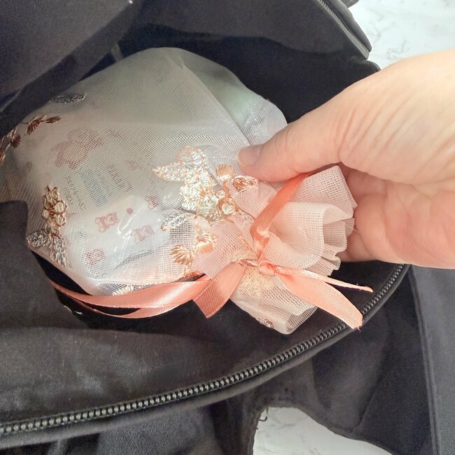 思わず全種類まとめ買いしちゃった!セリアの「華やかポーチ」がロマンチックすぎるんだけど…!《購入レビュー》