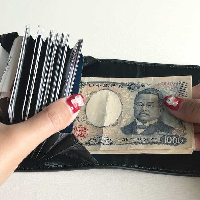 小銭やカードが取り出しやすい！3COINSの「高見えミニ財布」お会計がスムーズになった！《購入レビュー》