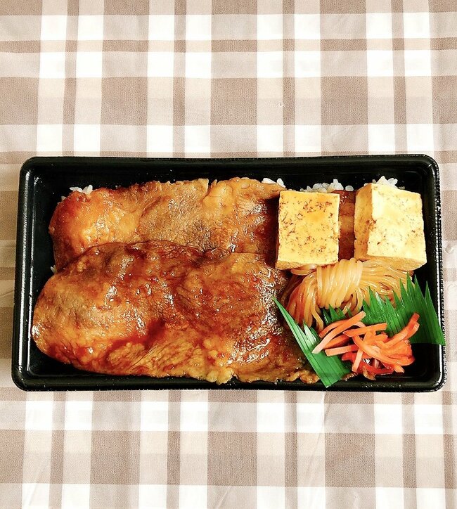 いくらなんでもデカすぎだよ…！ほっともっとの“わんぱく弁当”フタを開けてびっくりした！