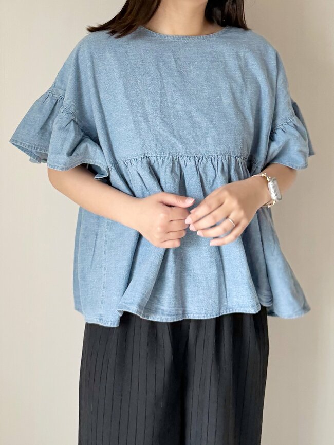 【しまむら】二の腕とお腹をオシャレに隠せる！2420円の「着痩せトップス」コーデの主役になる可愛さです！