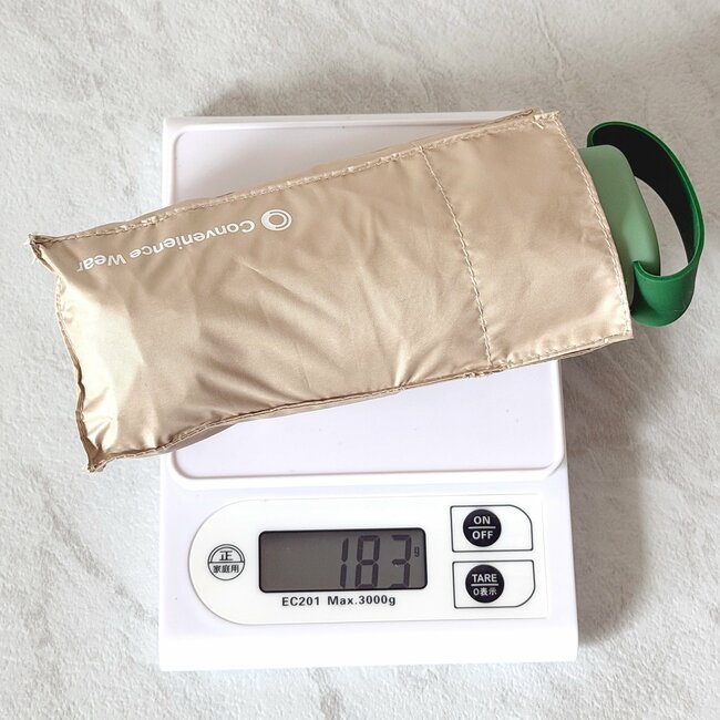 「ラスイチあった」「とにかくコンパクト」ファミマの“スマホサイズの折りたたみ傘”が買って大正解!「コスパで決めました」「持ち歩きやすくて良き!」《購入レビュー》