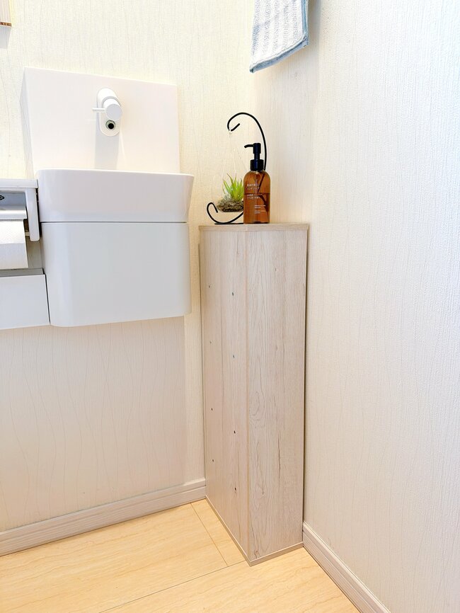 トイレットペーパーが6個も置けた…！ニトリの「モノを隠せる収納ラック」狭いトイレがスッキリして嬉しい！