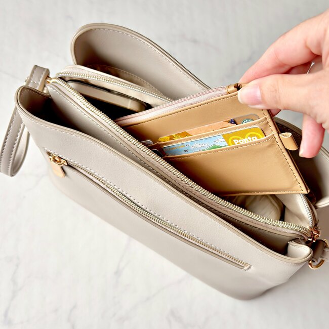 カードや診察券が40枚入った…！ダイソーの「ぺたんこ財布」現金やカードをコンパクトに持ち歩けて嬉しい！