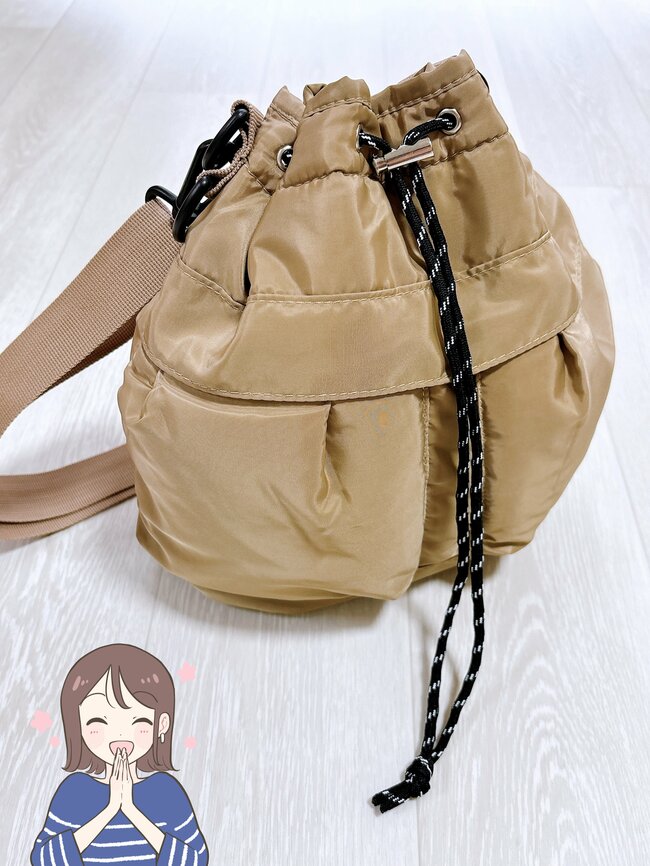 「毎日使ってます」「買って良かった」3COINSの“荷物がたっぷり入る巾着ショルダー”ガバッと開いて使いやすい！「天気に関係なく使いたくなる可愛さ」