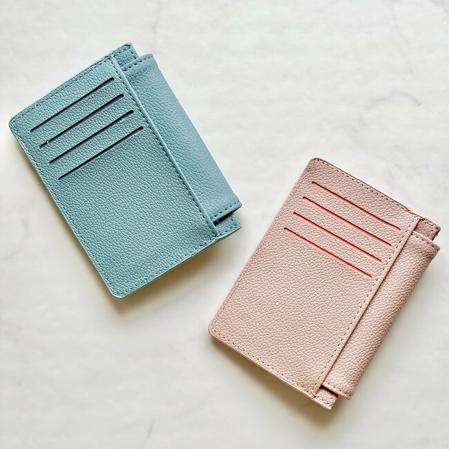 【ダイソー姉妹店】普通の財布に戻れないかも…!330円の「ぺたんこ財布」カード17枚やカギが収納できて嬉しい!《購入レビュー》