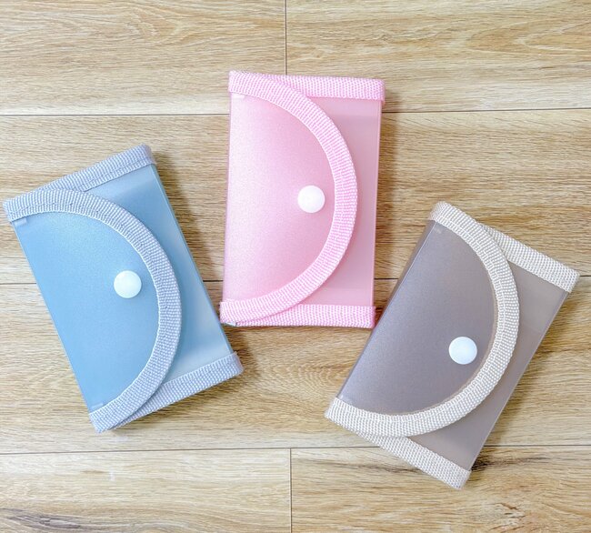 カードや診察券が30枚も入った…!セリアの「ミニチュアみたいなファイル」がミニ財布代わりになって天才!【購入レビュー】