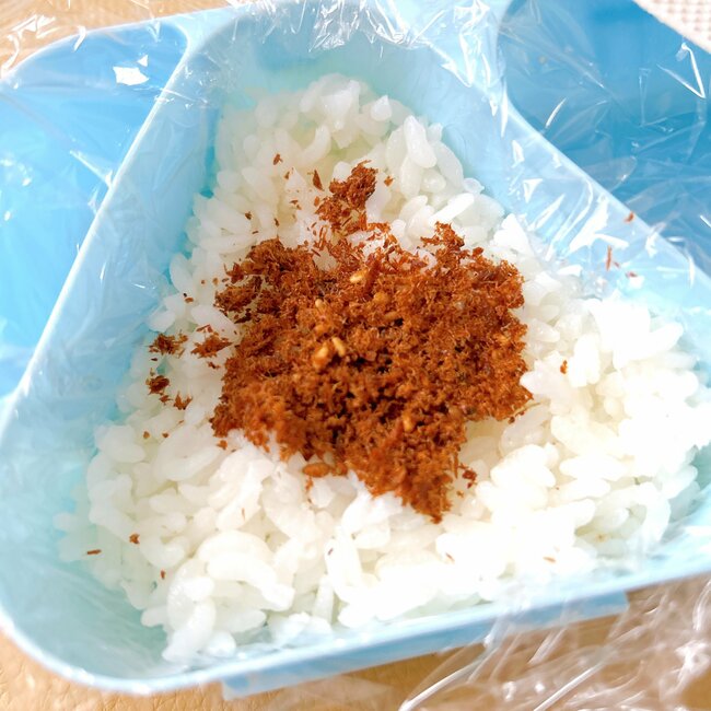 今までの苦労はなんだったの…セリアの「おにぎり弁当箱」が画期的すぎる!これが110円は感動です!