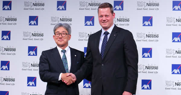 提携を発表するネスレの高岡浩三社長(左)とアクサのニック・レーン社長