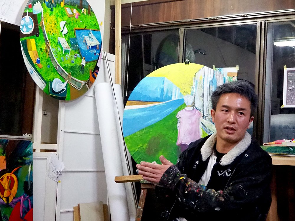 絵を解説する弓指さん