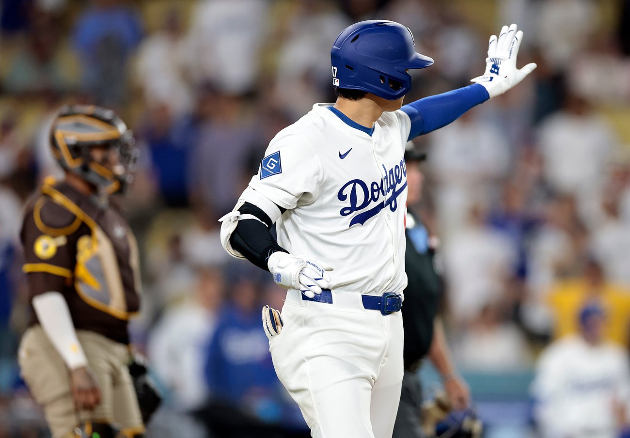 ドジャースベンチを手で制する大谷選手