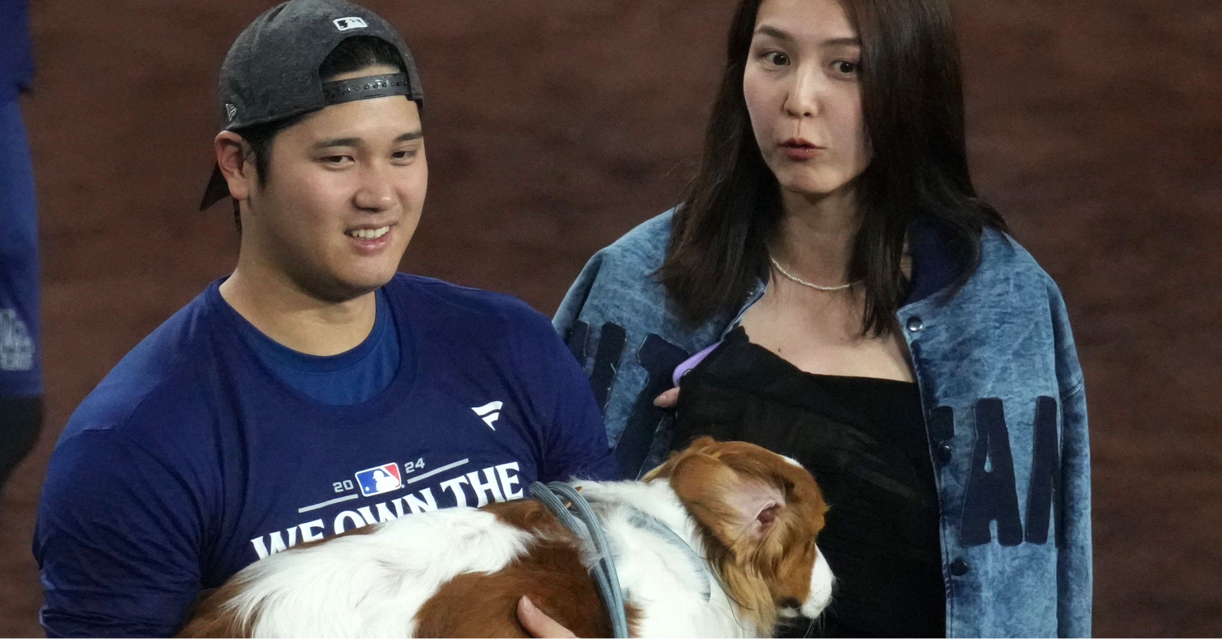 デコピンを抱くドジャースの大谷翔平選手と真美子さん