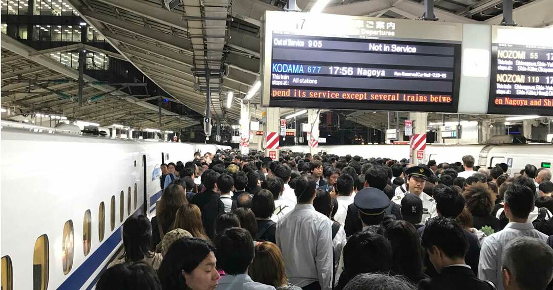 台風上陸前に大混雑する東京駅新幹線ホーム
