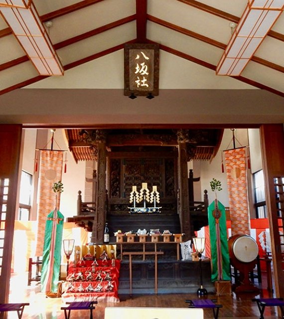 本殿は覆殿(おおいどの)という建物のなかにあります