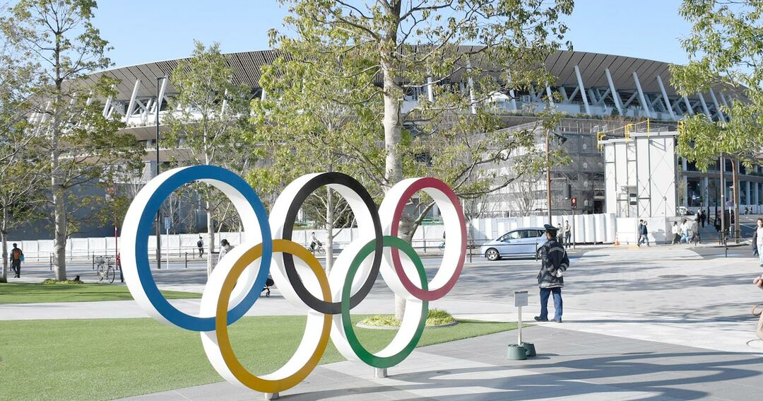五輪シンボルマークと国立競技場