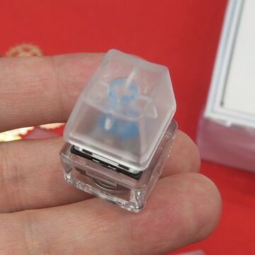 いつでもその手にメカニカルな感触を！ 光るキースイッチ型キーホルダー