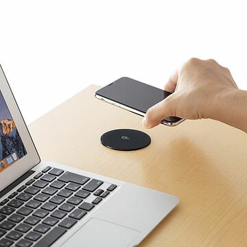自宅のテーブルをワイヤレス充電器にできる埋め込みQi充電器、サンワサプライより