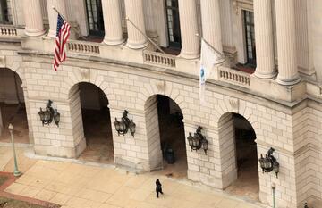 米連邦機関、職員4万人以上が退職意向　目標未達の可能性も
