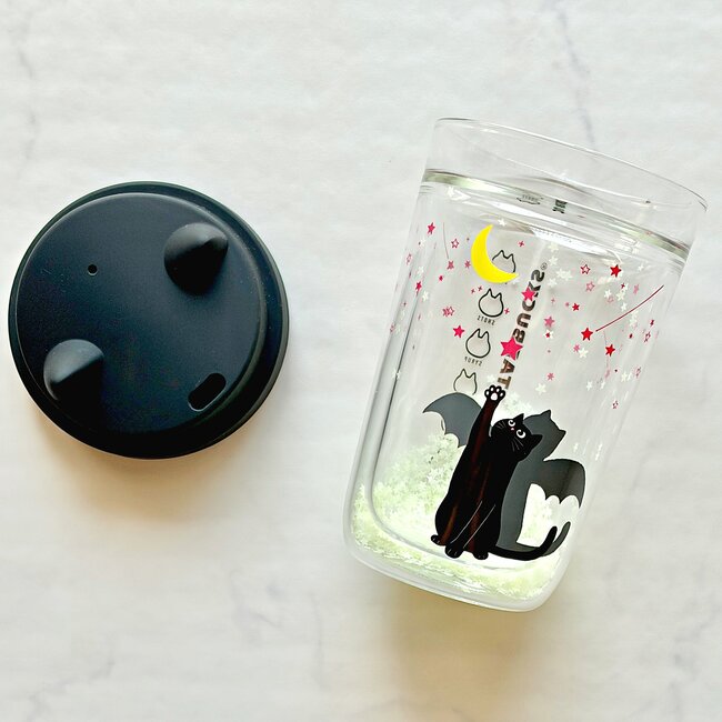 【スタバ】「2店舗目で発見」「かわいすぎる」ハロウィン限定の“幻想的なグラス”猫耳がめっちゃキュート！「めちゃくちゃ好きです」《購入レビュー》