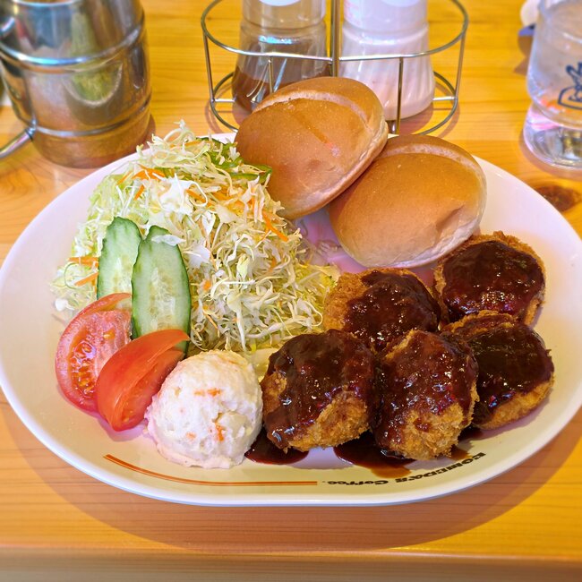 「本当うんまい！」「食べても減らない」コメダ珈琲の“まんぷくプレート”ボリューム満点でスゴすぎる！「スーパーのオードブルみたいな量」