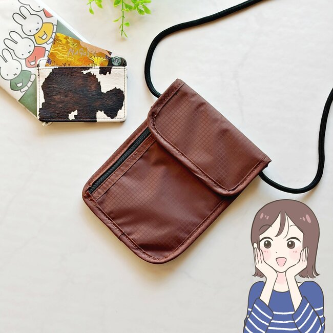 お薬手帳がすっぽり入った!3COINSの“ぺたんこポシェット”お財布いらずで外出できて便利!「扱いやすい」「買い足します!」《購入レビュー》