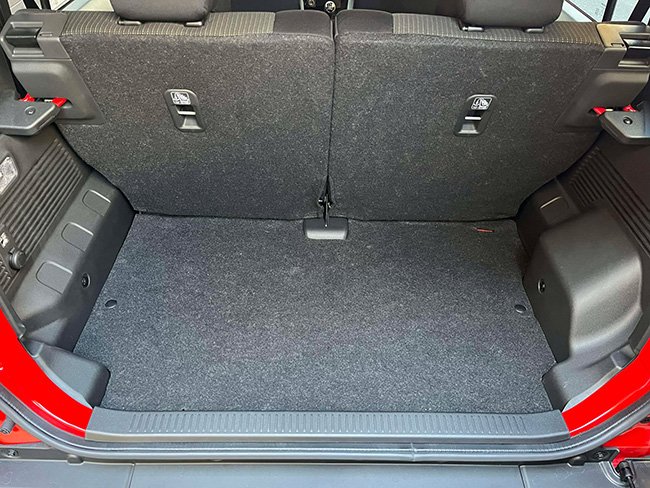 ジムニー＆ジムニーシエラの荷室は4名乗車時で奥行きが240mmなのに対し、ジムニーノマドは590mm。2Lのペットボトルが6本入っている段ボールを4つ積むことができた（重ねれば8個いける）Photo by A.T.