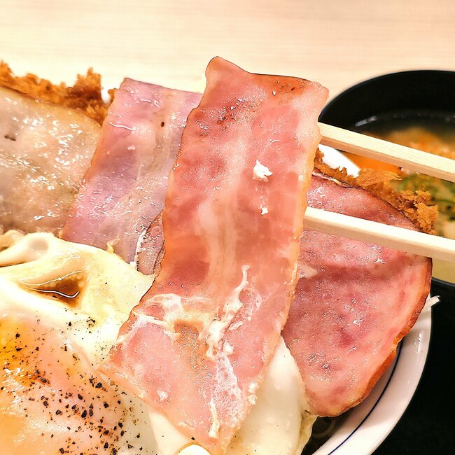 「もはやカツ丼ではない」「すごいビジュアル」かつやの“欲望どんぶり”わんぱくすぎてビックリした…！「足せばいいと思ってるんだよな」