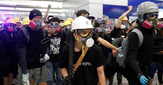 香港の地下鉄駅で警察と対峙する抗議活動参加者