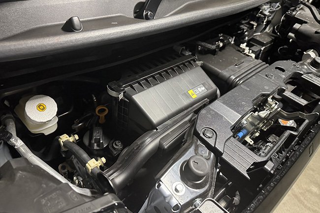 エンジン部分：吸気系を太く、素直に通したエンジンルーム。加速しても音が荒れにくい。遮音材をブチ込むだけが能じゃありません　Photo by F.Y.