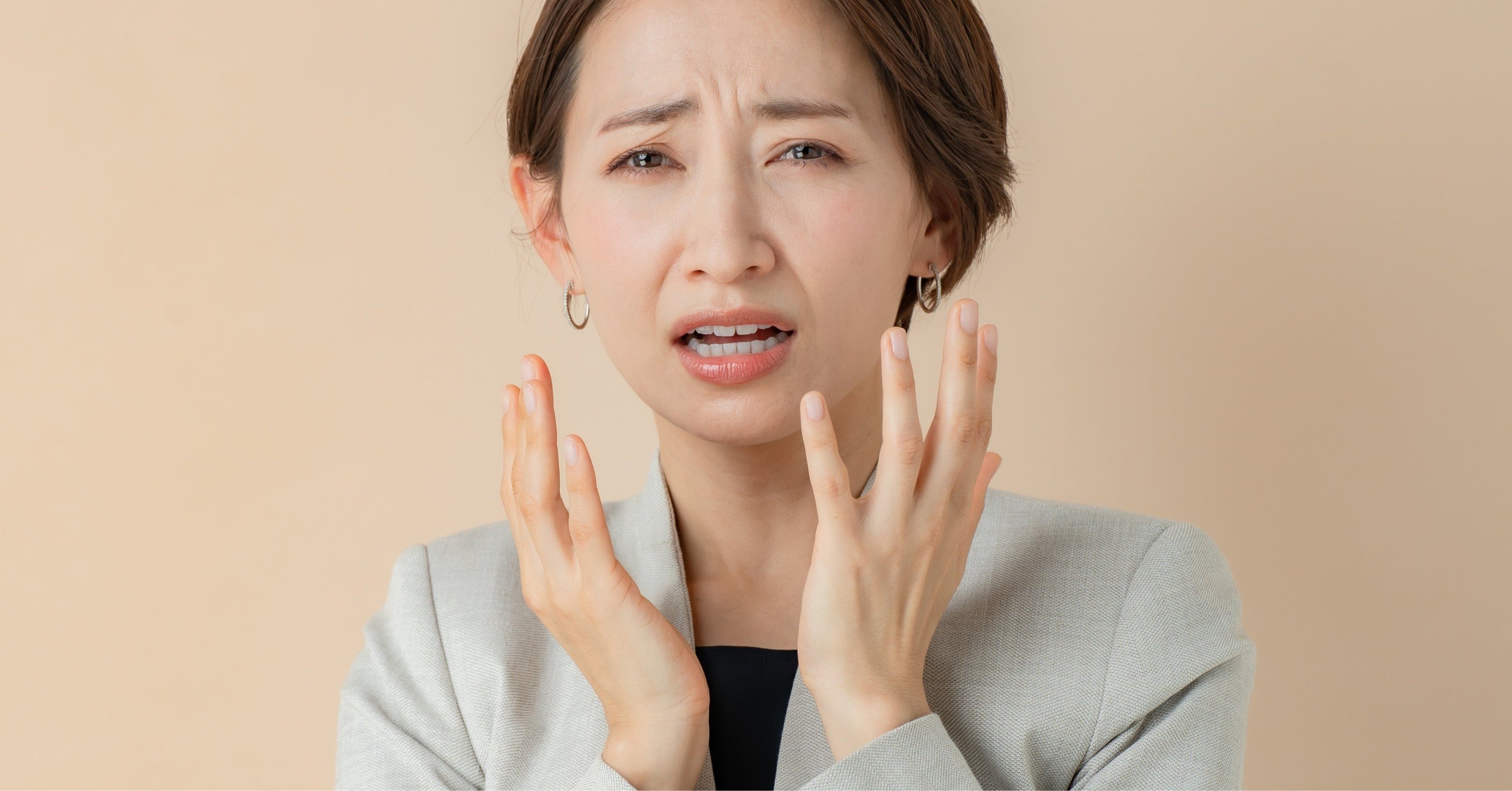 驚きの表情を浮かべる女性