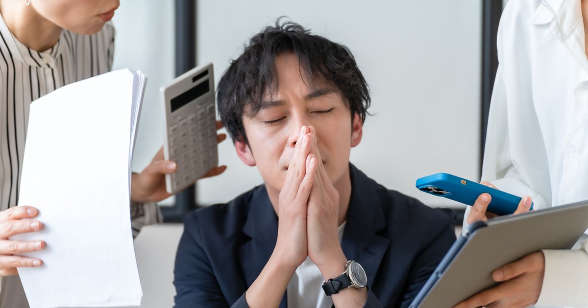 仕事がはかどらない男性