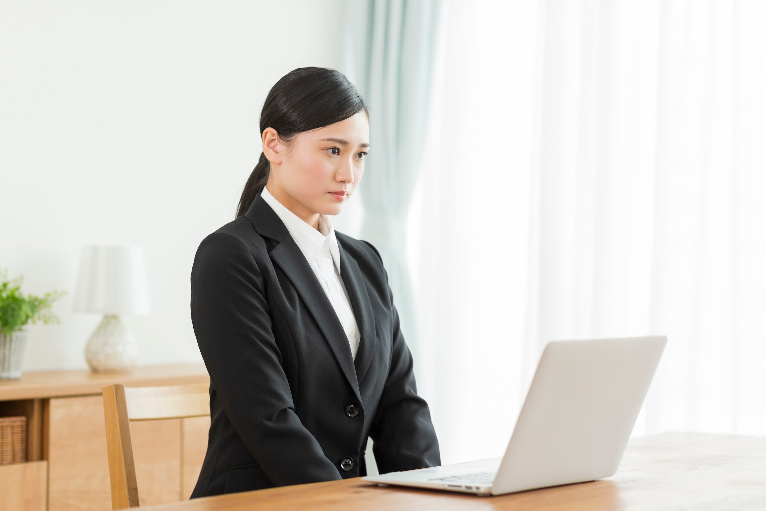 【あなたも当てはまる？】コミュ障という言葉では済まされない「社交不安障害」の特徴とは？