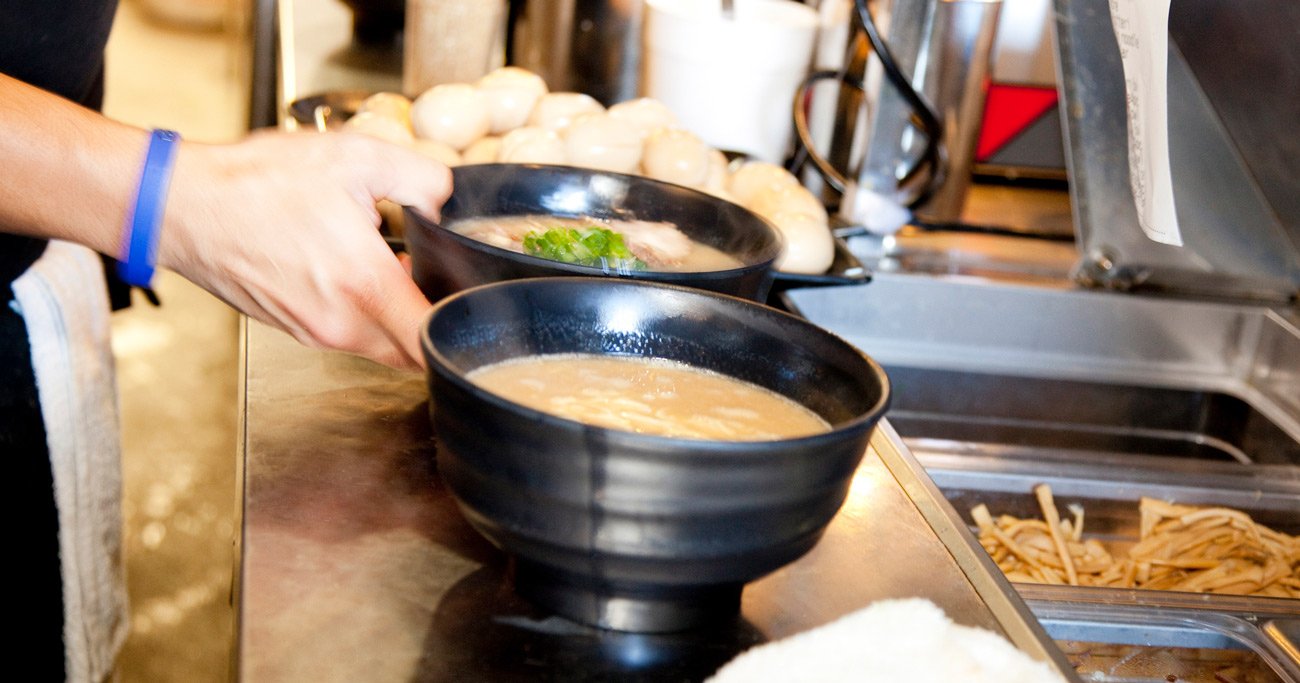 「店内でイヤホンつけるの止めて」人気ラーメン店が炎上覚悟で“食べに来てほしくない客”をSNS投稿するワケ