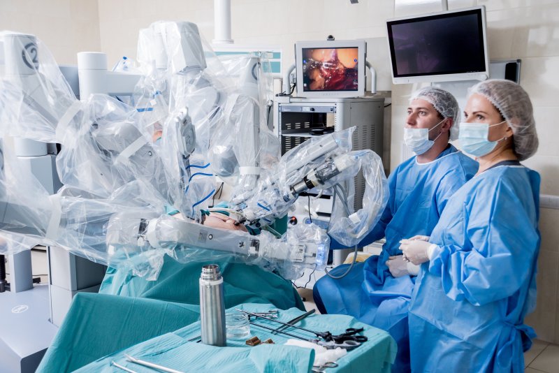 [Le chirurgien enseigne]Robotic surgery is a big misunderstanding that 