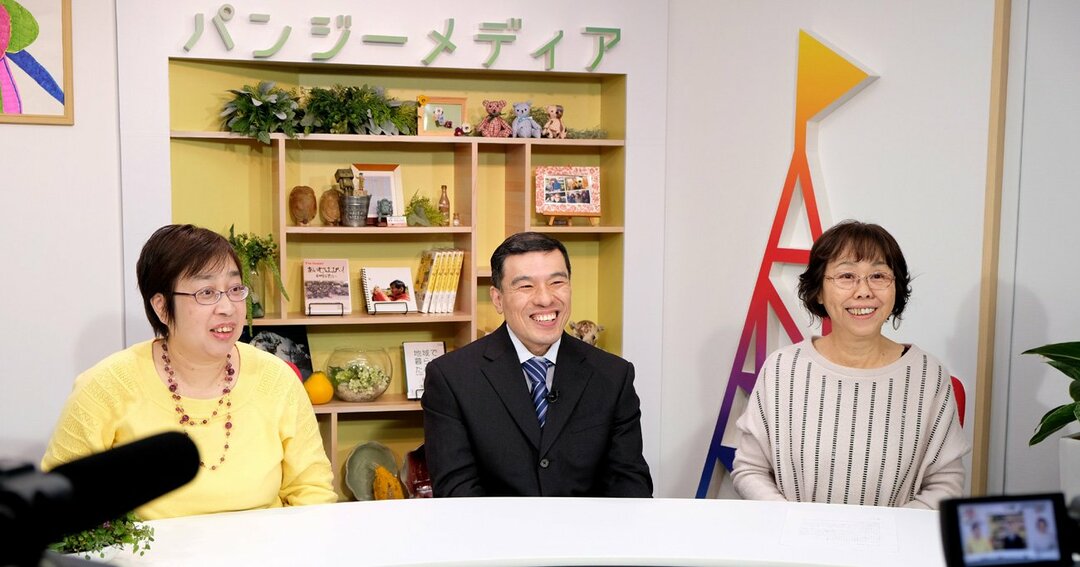 番組「きぼうのつばさ」キャスターの樋口廣さん、福田直美さんと林淑美理事長（右側）