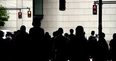 人手不足解決のカギは、生成AIを作業や接客など「現場労働」の代替・軽減に活用することだ