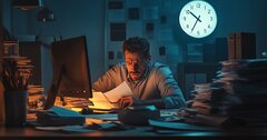 「月180時間超の残業」が合法!?固定残業代繰越制度に潜む恐怖のからくり