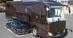 「まるでホテル」な大型キャンピングカー、なんと スーパーカーも収納しちゃう！