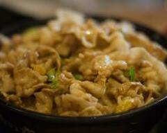 牛丼チェーンは安売りの呪縛から抜け出せるか？熾烈な「プレミアム丼戦争」に交錯する光と闇