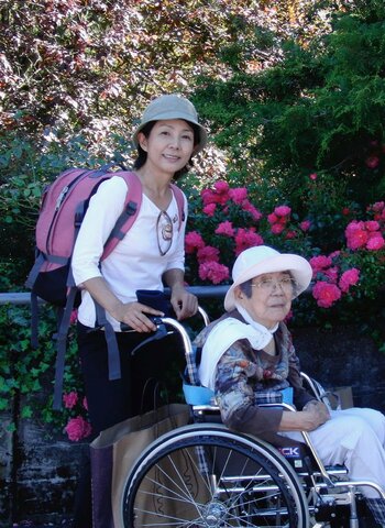 2010年90代の市毛良枝さんと母、アメリカ・オレゴン州のローズガーデンで