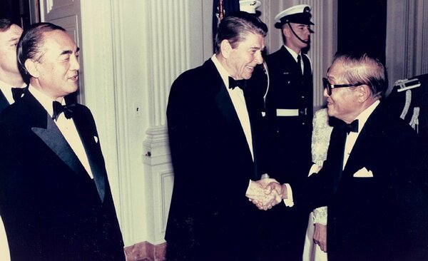 米大統領ロナルド・レーガンと握手するK・スガハラ